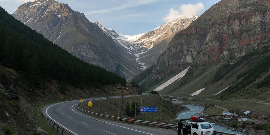 Strada attraverso le montagne del Caucaso in Georgia