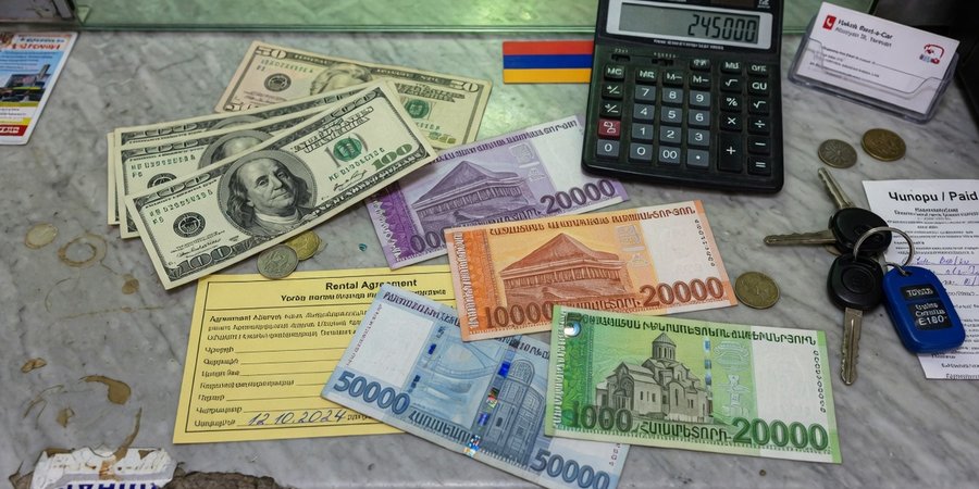 Banconote in dollari USA e dram armeni su un banco di autonoleggio a Yerevan
