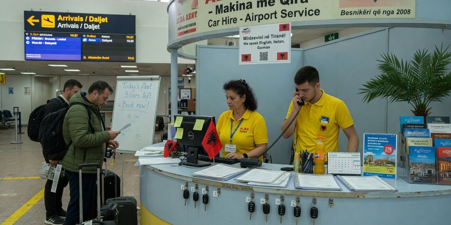 Consegna di un'auto a noleggio nella sala arrivi dell'aeroporto internazionale di Tirana