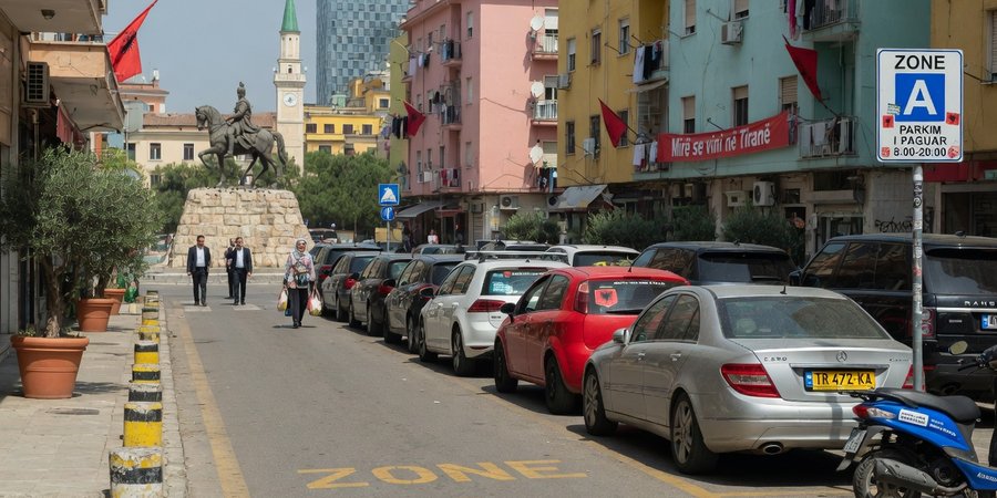 Auto parcheggiate in zona A in una via vicino a piazza Skanderbeg nel centro di Tirana