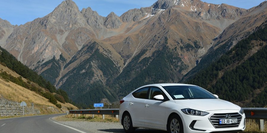 Auto a noleggio davanti alle montagne del Caucaso in Georgia