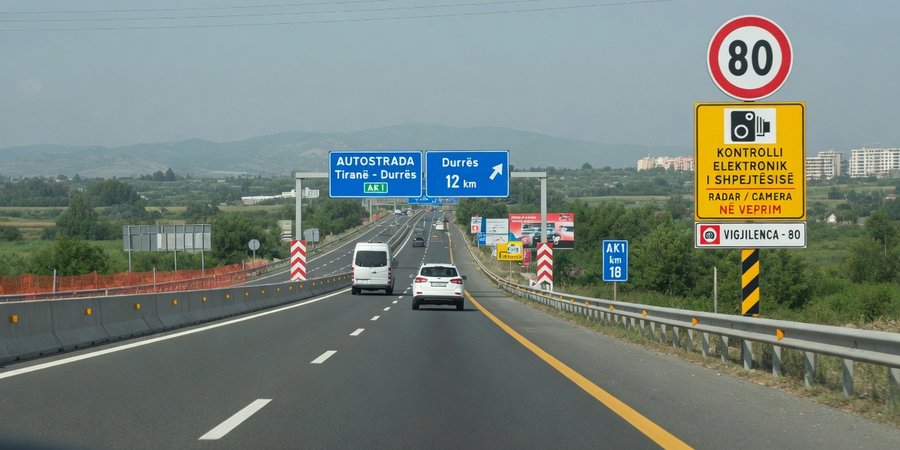 Autostrada AK1 tra Tirana e Durrës con segnali di limite e autovelox
