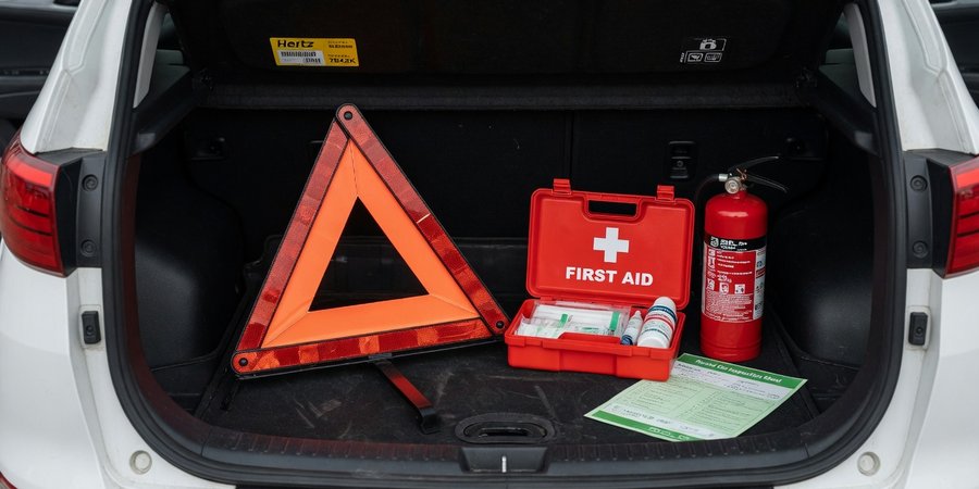 Bagagliaio aperto con triangolo, kit pronto soccorso ed estintore