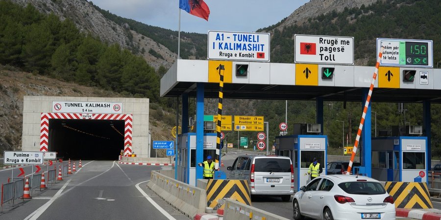 Cabina di pedaggio sull'autostrada A1 in Albania, vicino al tunnel di Kalimash