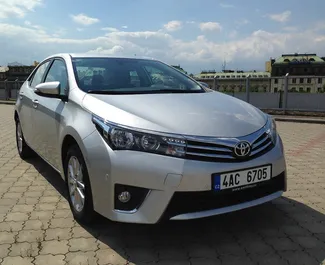 Vista frontale di un noleggio Toyota Corolla Sedan a Praga, Cechia ✓ Auto #50. ✓ Cambio Automatico TM ✓ 0 recensioni.