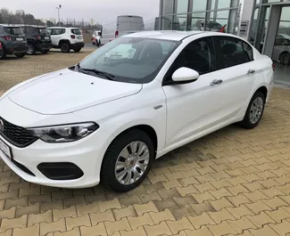 Vista frontale di un noleggio Fiat Tipo a Praga, Cechia ✓ Auto #386. ✓ Cambio Manuale TM ✓ 4 recensioni.