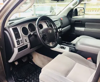 Interni di Toyota Sequoia Ii in affitto in Georgia. Un'ottima auto da 5 posti con cambio Automatico.