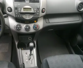 Interni di Toyota Rav4 in affitto in Bulgaria. Un'ottima auto da 5 posti con cambio Automatico.