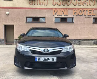 Vista frontale di un noleggio Toyota Camry a Tbilisi, Georgia ✓ Auto #259. ✓ Cambio Automatico TM ✓ 0 recensioni.