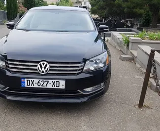 Vista frontale di un noleggio Volkswagen Passat a Tbilisi, Georgia ✓ Auto #264. ✓ Cambio Automatico TM ✓ 0 recensioni.