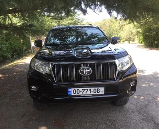 Vista frontale di un noleggio Toyota Land Cruiser Prado a Tbilisi, Georgia ✓ Auto #260. ✓ Cambio Automatico TM ✓ 0 recensioni.