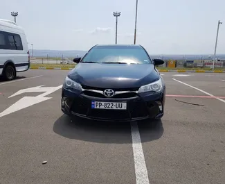 Vista frontale di un noleggio Toyota Camry a Tbilisi, Georgia ✓ Auto #257. ✓ Cambio Automatico TM ✓ 0 recensioni.