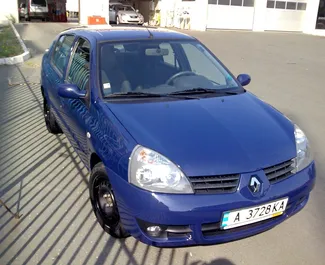 Vista frontale di un noleggio Renault Symbol a Burgas, Bulgaria ✓ Auto #398. ✓ Cambio Manuale TM ✓ 1 recensioni.