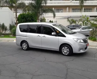 Vista frontale di un noleggio Nissan Serena a Limassol, Cipro ✓ Auto #309. ✓ Cambio Automatico TM ✓ 2 recensioni.