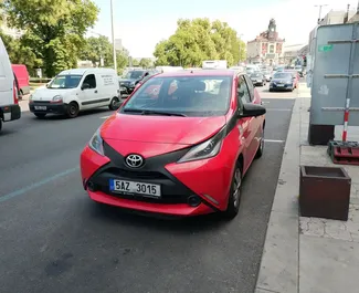 Vista frontale di un noleggio Toyota Aygo a Praga, Cechia ✓ Auto #45. ✓ Cambio Manuale TM ✓ 1 recensioni.