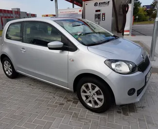 Vista frontale di un noleggio Skoda Citigo a Praga, Cechia ✓ Auto #423. ✓ Cambio Automatico TM ✓ 1 recensioni.