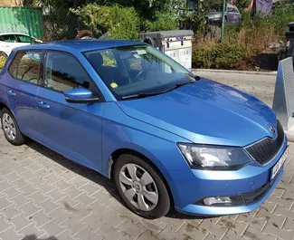 Vista frontale di un noleggio Skoda Fabia a Praga, Cechia ✓ Auto #425. ✓ Cambio Manuale TM ✓ 1 recensioni.