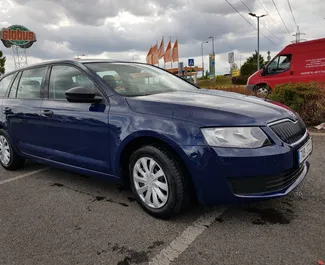 Vista frontale di un noleggio Skoda Octavia Combi a Praga, Cechia ✓ Auto #430. ✓ Cambio Manuale TM ✓ 0 recensioni.