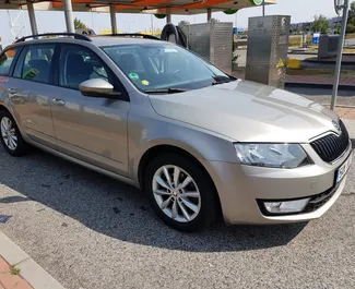 Vista frontale di un noleggio Skoda Octavia Combi a Praga, Cechia ✓ Auto #431. ✓ Cambio Automatico TM ✓ 0 recensioni.