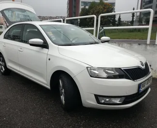 Vista frontale di un noleggio Skoda Rapid a Praga, Cechia ✓ Auto #427. ✓ Cambio Automatico TM ✓ 1 recensioni.