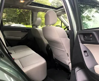 Interni di Subaru Forester in affitto in Georgia. Un'ottima auto da 5 posti con cambio Automatico.