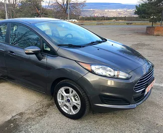 Vista frontale di un noleggio Ford Fiesta a Tbilisi, Georgia ✓ Auto #657. ✓ Cambio Automatico TM ✓ 0 recensioni.