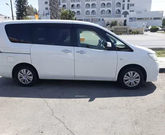 Vista frontale di un noleggio Nissan Serena a Larnaca, Cipro ✓ Auto #789. ✓ Cambio Automatico TM ✓ 1 recensioni.