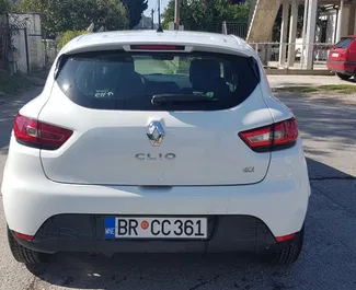 Renault Clio 4 2014 disponibile per il noleggio in Bar, con limite di chilometraggio di 200 km/giorno.