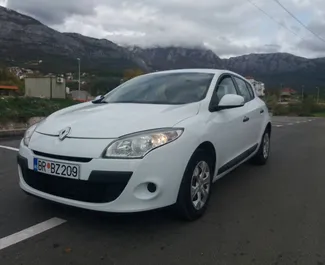 Vista frontale di un noleggio Renault Megane in Bar, Montenegro ✓ Auto #988. ✓ Cambio Manuale TM ✓ 22 recensioni.