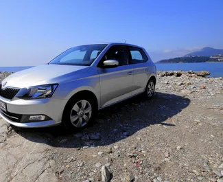 Vista frontale di un noleggio Skoda Fabia a Budva, Montenegro ✓ Auto #1061. ✓ Cambio Automatico TM ✓ 3 recensioni.