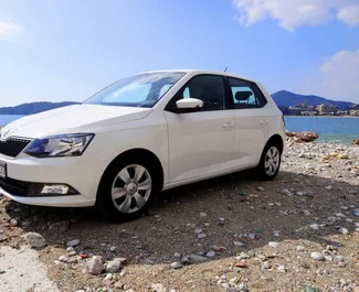 Vista frontale di un noleggio Skoda Fabia a Budva, Montenegro ✓ Auto #1060. ✓ Cambio Automatico TM ✓ 10 recensioni.