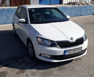 Vista frontale di un noleggio Skoda Fabia a Tivat, Montenegro ✓ Auto #512. ✓ Cambio Automatico TM ✓ 1 recensioni.