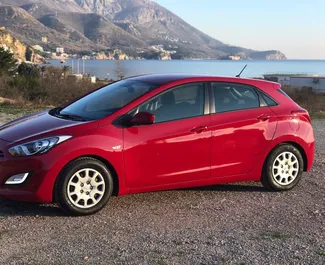 Vista frontale di un noleggio Hyundai i30 a Rafailovici, Montenegro ✓ Auto #499. ✓ Cambio Automatico TM ✓ 0 recensioni.