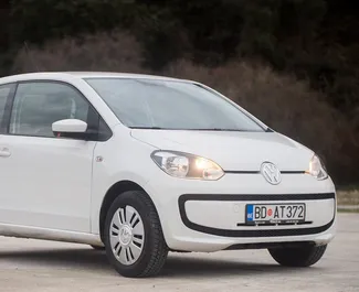 Vista frontale di un noleggio Volkswagen Up a Budva, Montenegro ✓ Auto #1048. ✓ Cambio Manuale TM ✓ 2 recensioni.