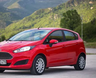 Vista frontale di un noleggio Ford Fiesta a Budva, Montenegro ✓ Auto #1052. ✓ Cambio Automatico TM ✓ 3 recensioni.