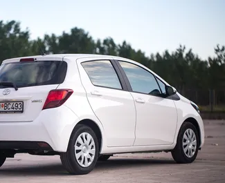 Toyota Yaris 2017 disponibile per il noleggio a Budva, con limite di chilometraggio di illimitato.
