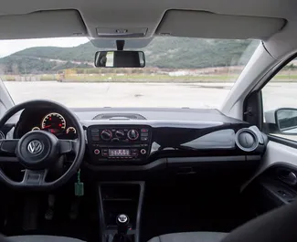 Interni di Volkswagen Up! in affitto in Montenegro. Un'ottima auto da 4 posti con cambio Manuale.