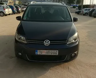 Vista frontale di un noleggio Volkswagen Touran a Tivat, Montenegro ✓ Auto #517. ✓ Cambio Automatico TM ✓ 0 recensioni.