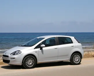 Vista frontale di un noleggio Fiat Grande Punto a Creta, Grecia ✓ Auto #1118. ✓ Cambio Manuale TM ✓ 3 recensioni.