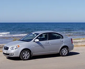 Vista frontale di un noleggio Hyundai Verna a Creta, Grecia ✓ Auto #1123. ✓ Cambio Manuale TM ✓ 0 recensioni.