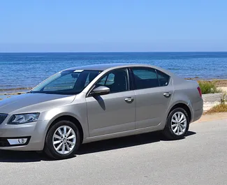 Vista frontale di un noleggio Skoda Octavia a Creta, Grecia ✓ Auto #1129. ✓ Cambio Manuale TM ✓ 0 recensioni.