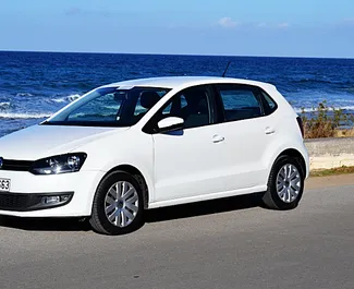 Vista frontale di un noleggio Volkswagen Polo a Creta, Grecia ✓ Auto #1120. ✓ Cambio Manuale TM ✓ 0 recensioni.