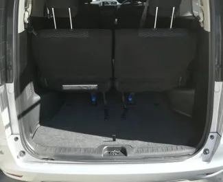 Nissan Serena 2015 disponibile per il noleggio a Limassol, con limite di chilometraggio di illimitato.