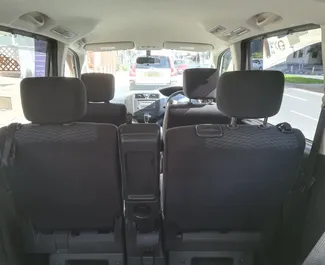 Interni di Nissan Serena in affitto a Cipro. Un'ottima auto da 8 posti con cambio Automatico.