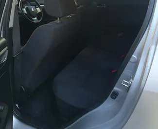 Interni di Suzuki Swift in affitto a Cipro. Un'ottima auto da 5 posti con cambio Automatico.