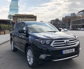 Vista frontale di un noleggio Toyota Highlander a Tbilisi, Georgia ✓ Auto #1221. ✓ Cambio Automatico TM ✓ 2 recensioni.