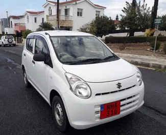 Vista frontale di un noleggio Suzuki Alto a Paphos, Cipro ✓ Auto #1214. ✓ Cambio Automatico TM ✓ 2 recensioni.