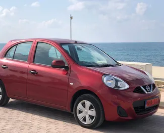 Vista frontale di un noleggio Nissan Micra a Paphos, Cipro ✓ Auto #1218. ✓ Cambio Automatico TM ✓ 2 recensioni.