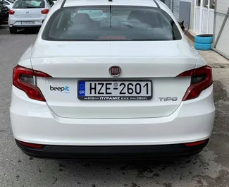 Noleggio Fiat Tipo. Auto Economica, Comfort per il noleggio in Grecia ✓ Cauzione di Deposito di 300 EUR ✓ Opzioni assicurative RCT, CDW.