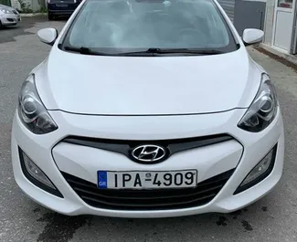 Vista frontale di un noleggio Hyundai i30 a Creta, Grecia ✓ Auto #1258. ✓ Cambio Manuale TM ✓ 0 recensioni.